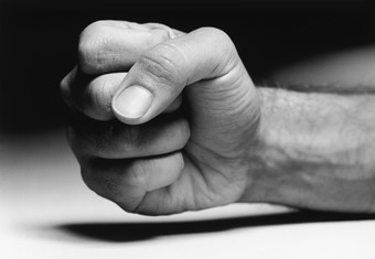 男人握拳手势摄影图