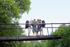 绿色调在桥上的登山者摄影图
