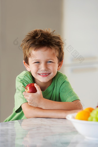 深色调吃苹果的孩子摄影图