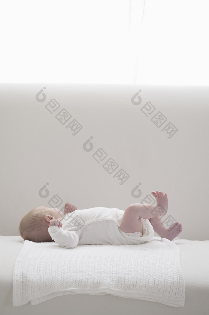 灰色调躺着的小婴儿摄影图