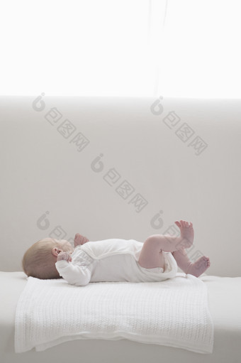 灰<strong>色调</strong>躺着的小婴儿摄影图