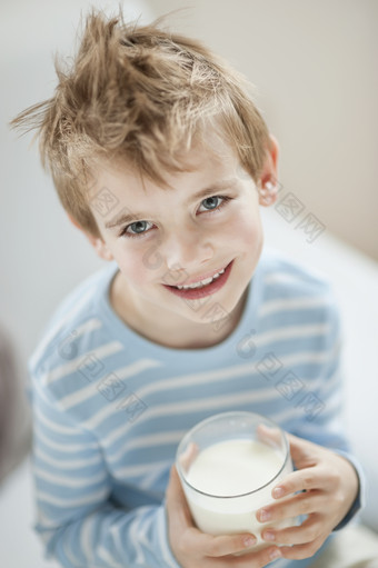 简约喝牛奶的儿童摄影图
