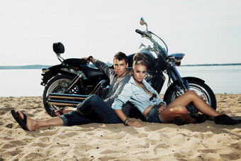 沙滩摩托车边的夫妻