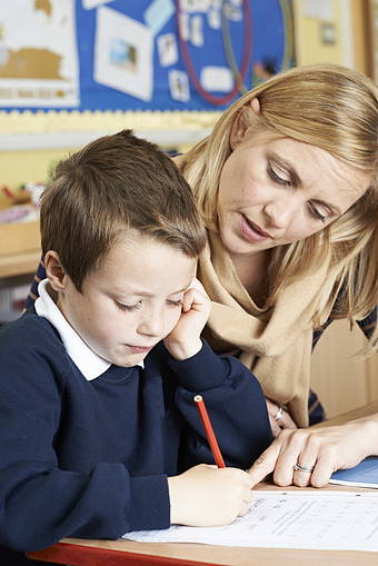 教师教导学生写字图片下载