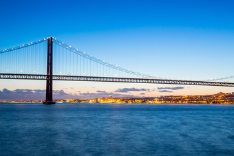 蓝色调海上的大桥摄影图