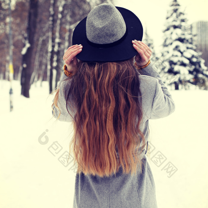 冬天戴帽子的女人背影