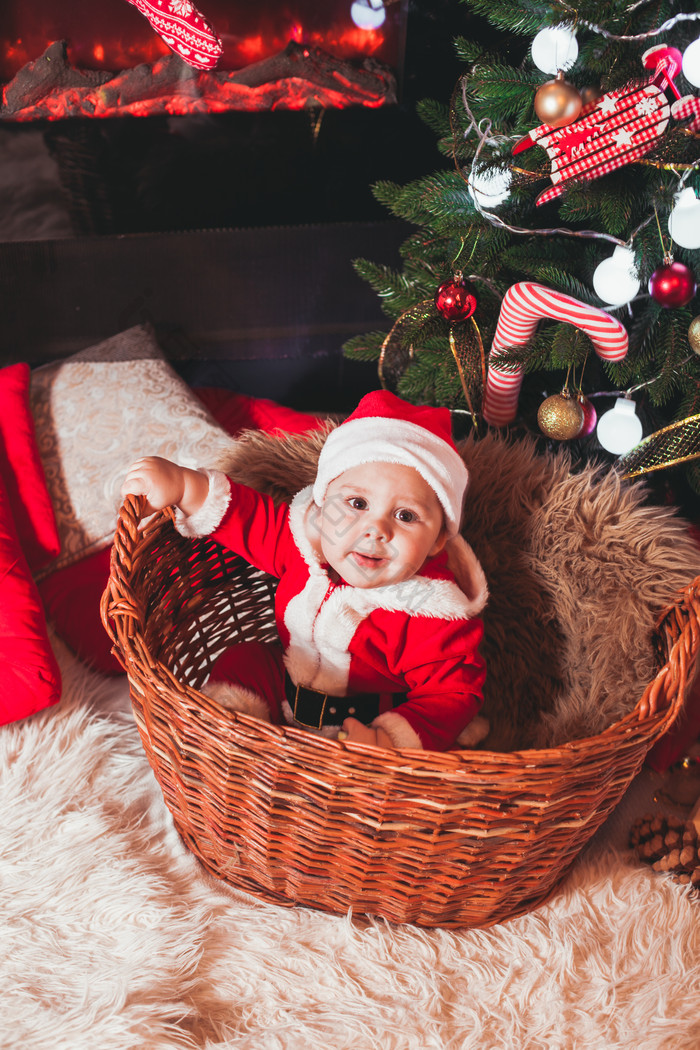 篮子里的圣诞婴儿摄影图