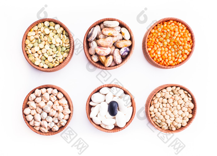 小碗里的各种豆子摄影图