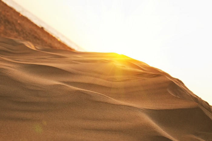 简约沙漠中的阳光摄影图