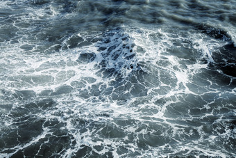 暗色调波涛汹涌的海浪摄影图