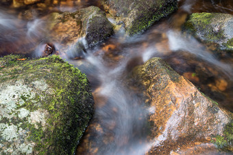 山林岩石流水摄影图