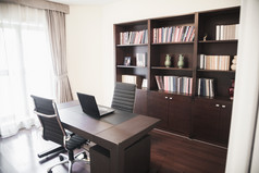办公室里的书柜和办公桌