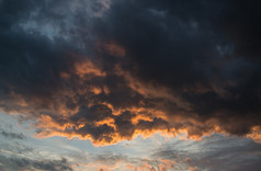 暗色调空中的乌云摄影图