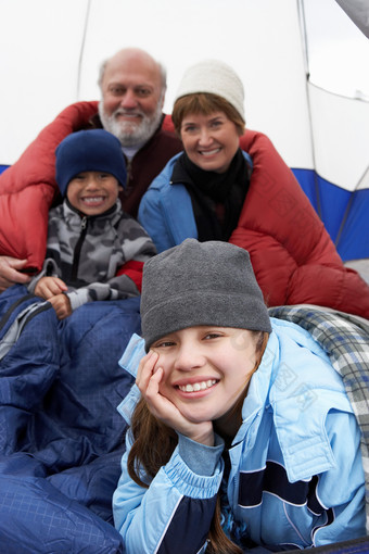 深色调帐篷中的家人们摄影图