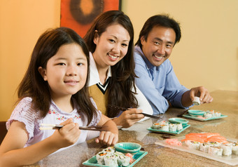 简约吃饭的家人们摄影图