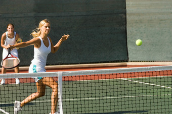 打网球运动的金发女人