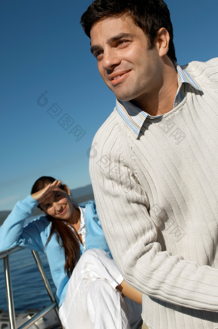 航海出行的情侣摄影图
