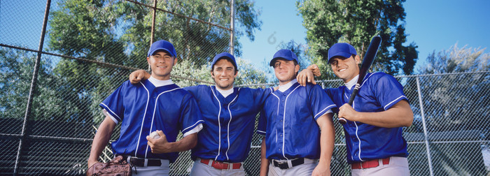 深色调打棒球的队员们摄影图