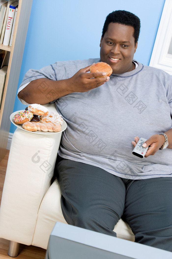 蓝色调吃东西的胖子摄影图