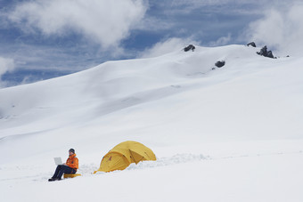 暗色调在雪地中露营摄影图