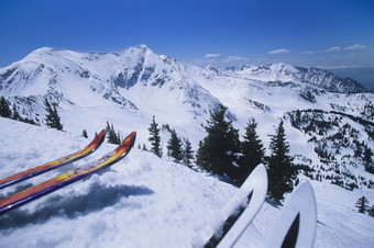 雪山上的滑雪板摄影图