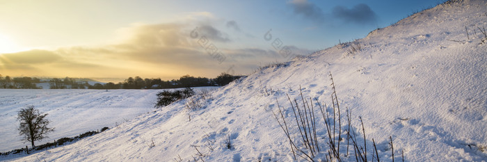 冬季山坡积雪白雪