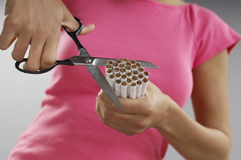 剪香烟的人物摄影图