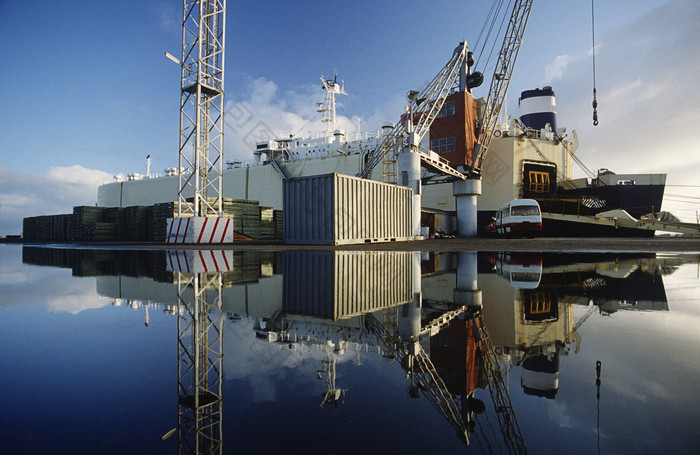 码头货轮货物摄影图