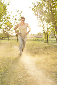 在户外跑步的男性摄影图