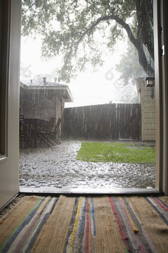 乡村下雨的自然风光