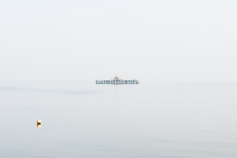 大海上的一艘船摄影图