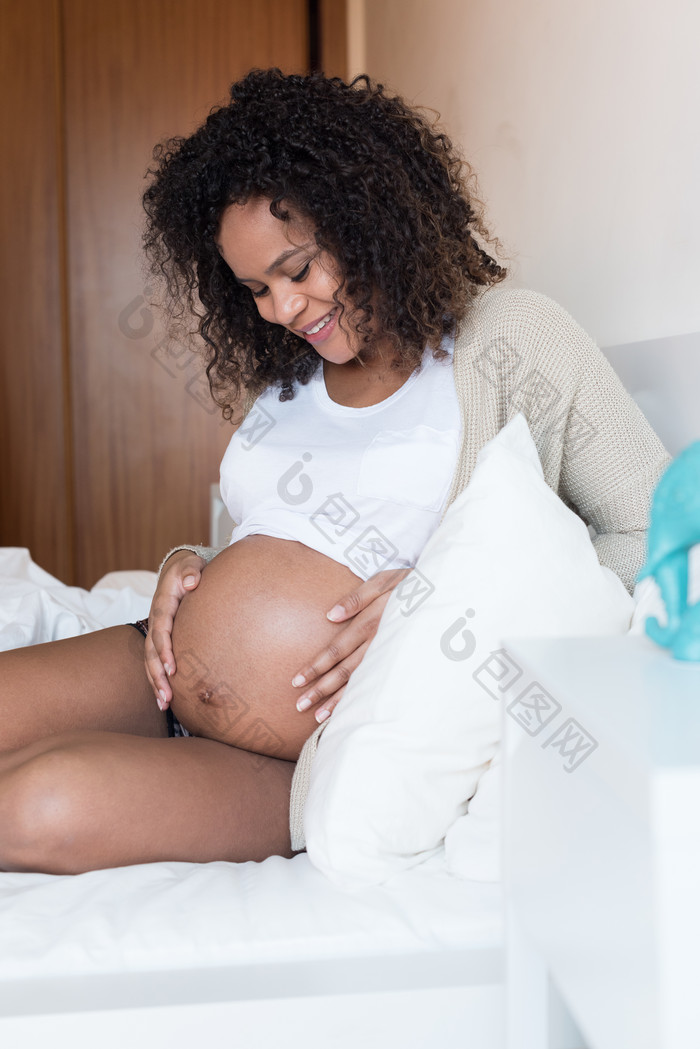 简约养胎的女人摄影图