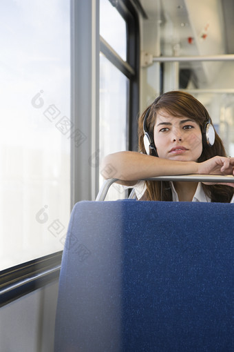 简约公交车上的女孩摄影图