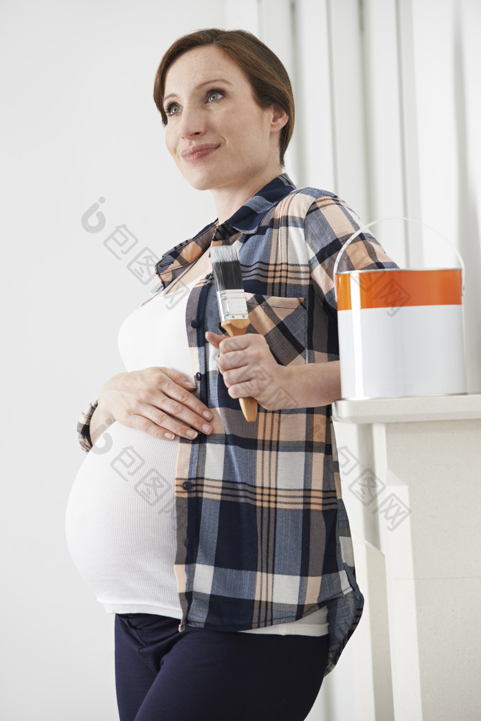 灰色调怀孕女子摄影图