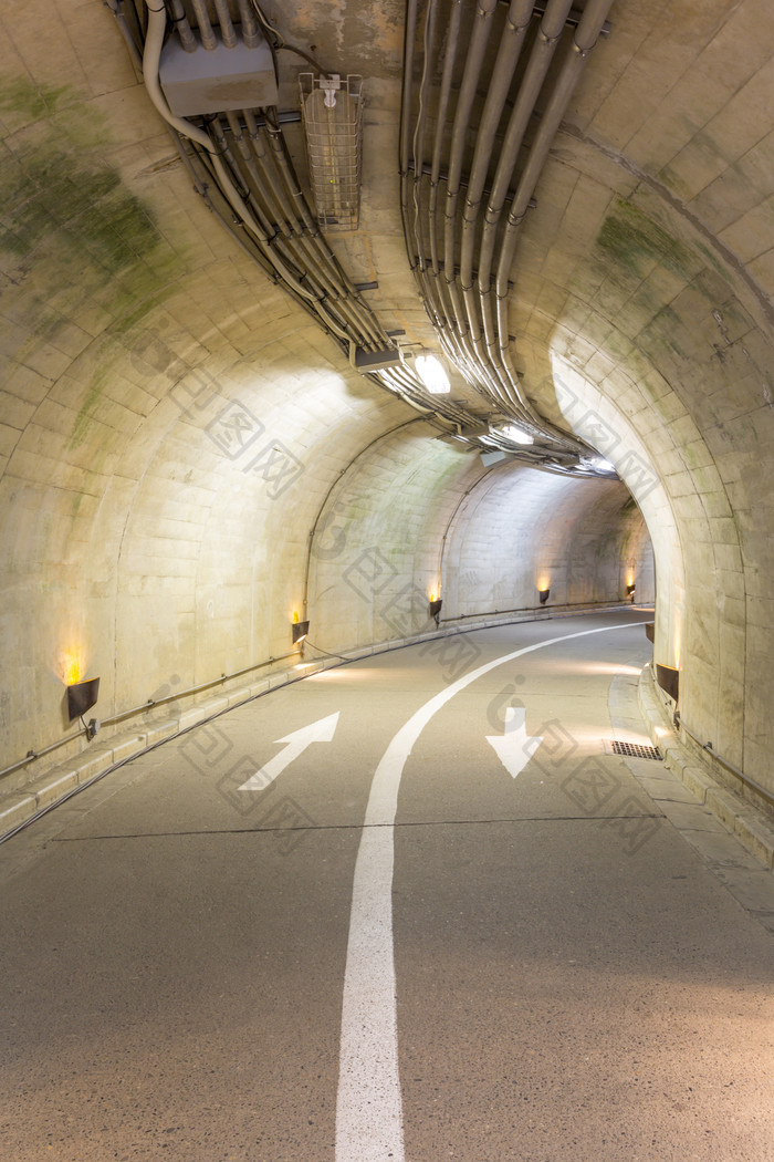 灯光下的汽车隧道