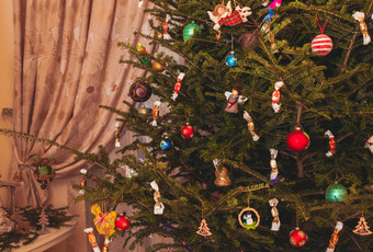 家里挂满装饰物的圣诞树