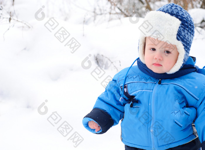 雪地穿蓝色棉衣的宝宝