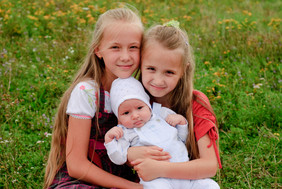 两个女孩抱着小婴儿