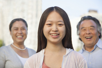 微笑的<strong>长发女孩</strong>摄影图