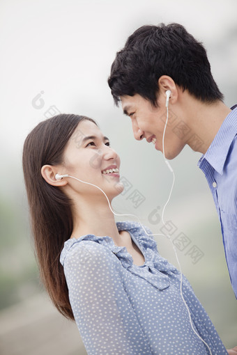 男人女人夫妻情侣戴耳机<strong>听音乐</strong>约会甜蜜<strong>的</strong>