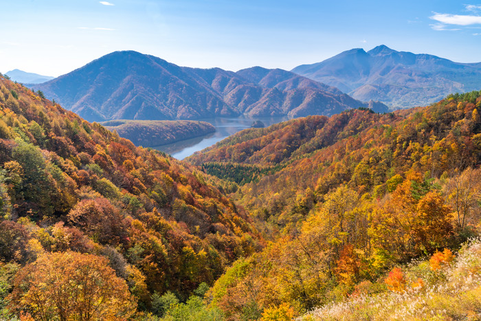 清新耸立的山峰摄影图