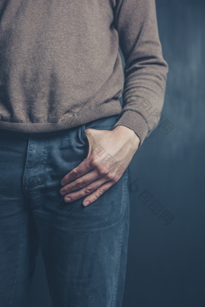 手插裤兜的男人