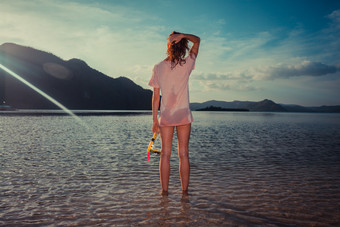 夜晚海边女人背影