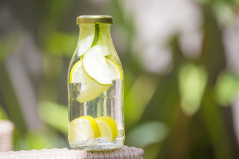 瓶装果汁柠檬水摄影图