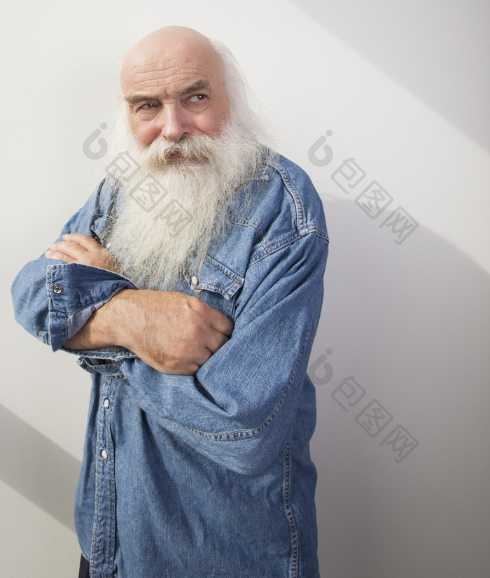 简约大胡子的老人摄影图