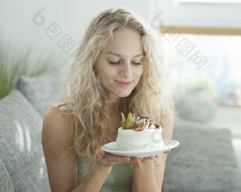 简约拿蛋糕的大美女摄影图