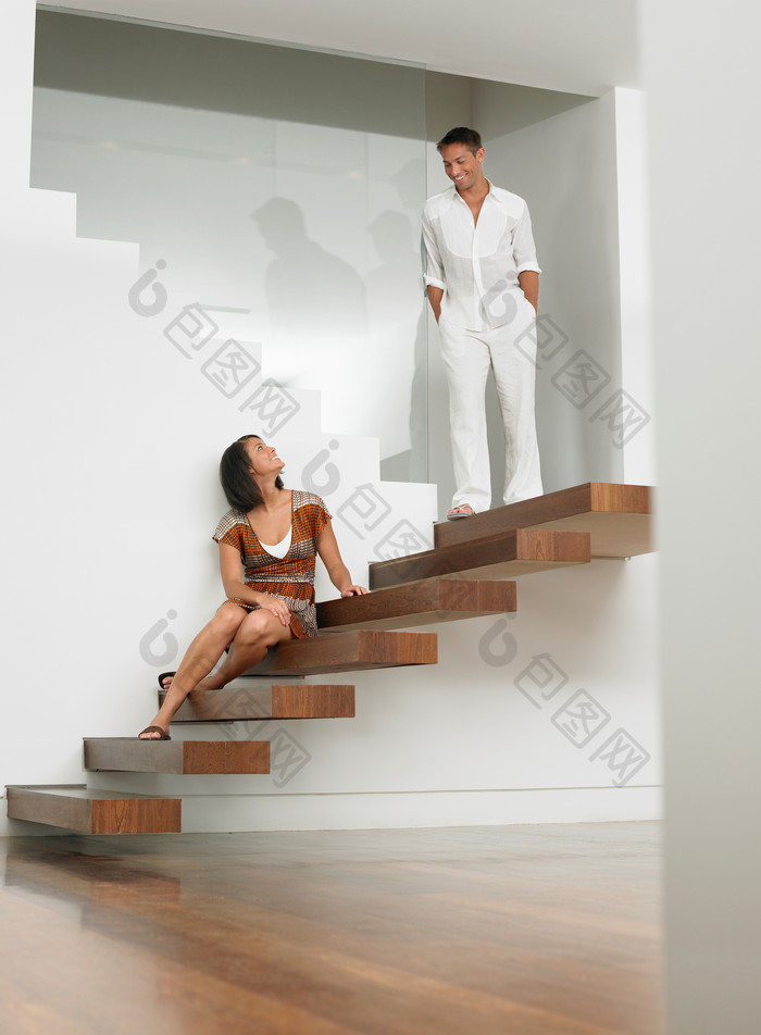 楼梯台阶聊天的夫妻