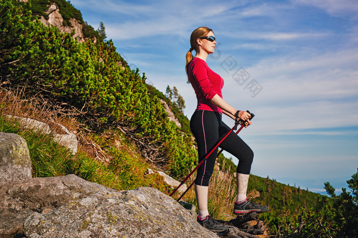休息的登山女人摄影图