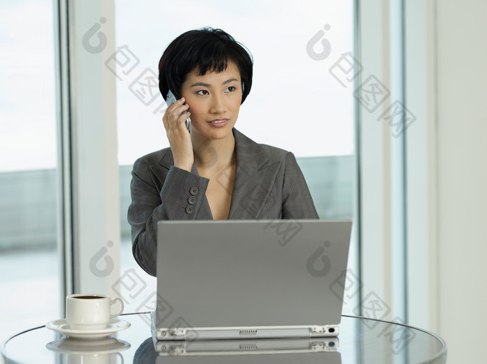 女人使用电脑打电话