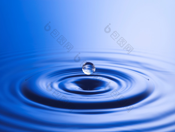 蓝色调一个小水滴摄影图
